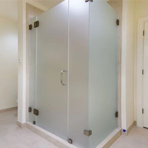 Prix usine 12 mm plate et courbée en verre trempé pour porte de douche et salle de bain avec vasque