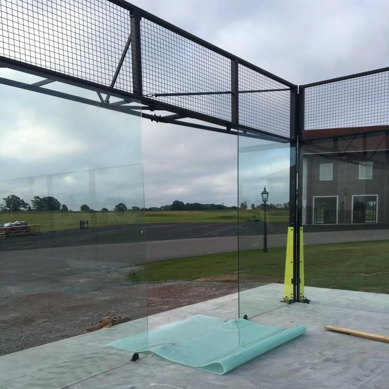 Fábrica al por mayor PADEL PADEL TIENCIA PRECIOS, TRIGUROS DE PADEL ESTÁNDAR DE PADEL, CONJUNTO COMPLETO COMPLETO DE 10 MM 12 MM Corte de vidrio templado claro; Corte panorámico portátil de venta caliente en China