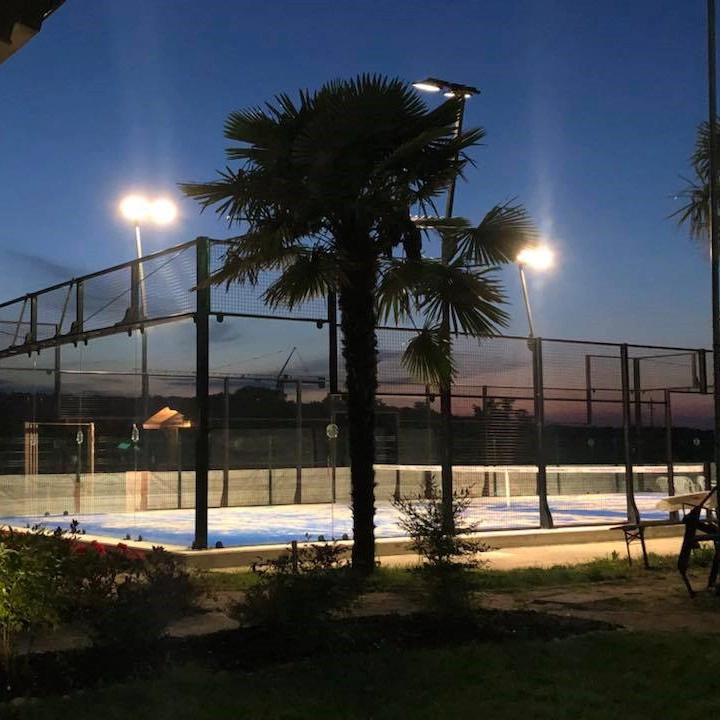 Fábrica al por mayor PADEL PADEL TIENCIA PRECIOS, TRIGUROS DE PADEL ESTÁNDAR DE PADEL, CONJUNTO COMPLETO COMPLETO DE 10 MM 12 MM Corte de vidrio templado claro; Corte panorámico portátil de venta caliente en China