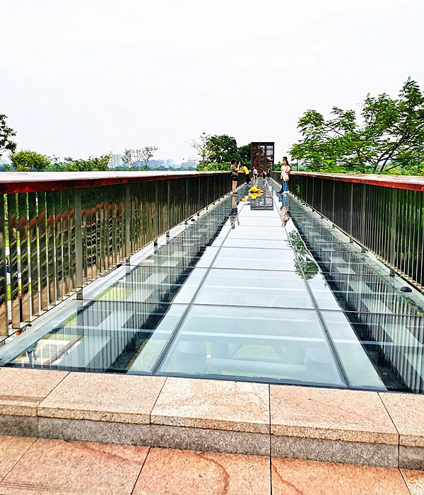 SGCC CE certificated high quality structural floor glass safety clear translucent frosted slip proof anti slip tempered double or triple laminated glass walkway price