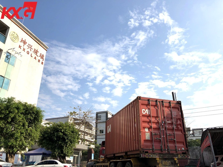 KXG loading glass to Dubai