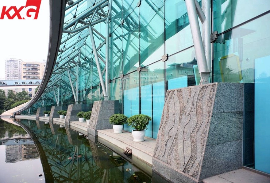 Color reflective laminated glass building