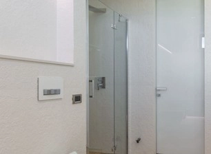 Tanyag na pintuan ng banyo ng baso