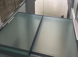 Anti-slip glass floor