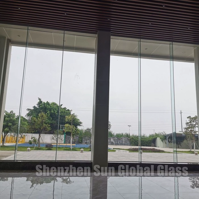 ultra clear laminated glass fins, glass fin for facade, 25.52mm laminated glass, laminated glass fins, laminated glass facade, glass fins, glass facade, low iron tempered laminated glass