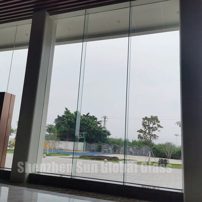 glass fins, low iron laminated glass, 25.52mm glass fins, building glass manufacturer, 12+12 ESG VSG, jumbo size glass for shopfront, laminated glass for storefront, shopfront glass, laminated glass