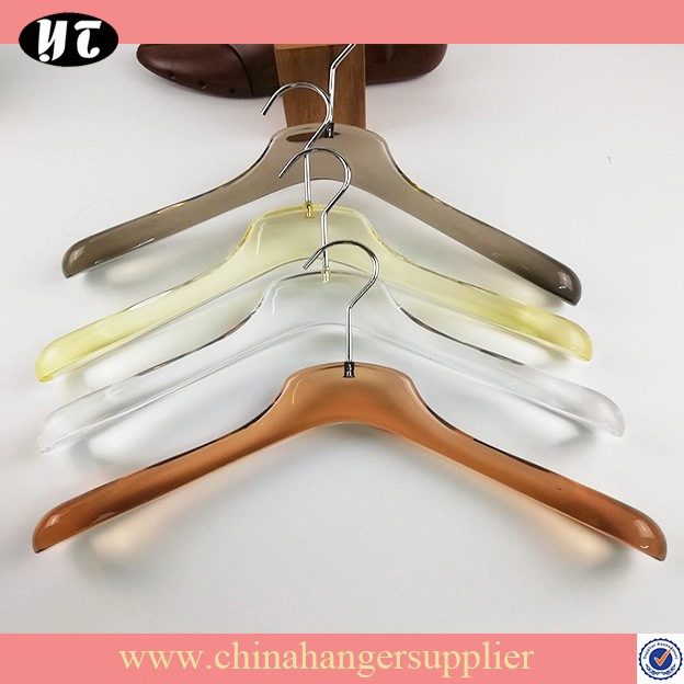 Una encantadora percha de acrílico transparente. Una encantadora percha de acrílico transparente.