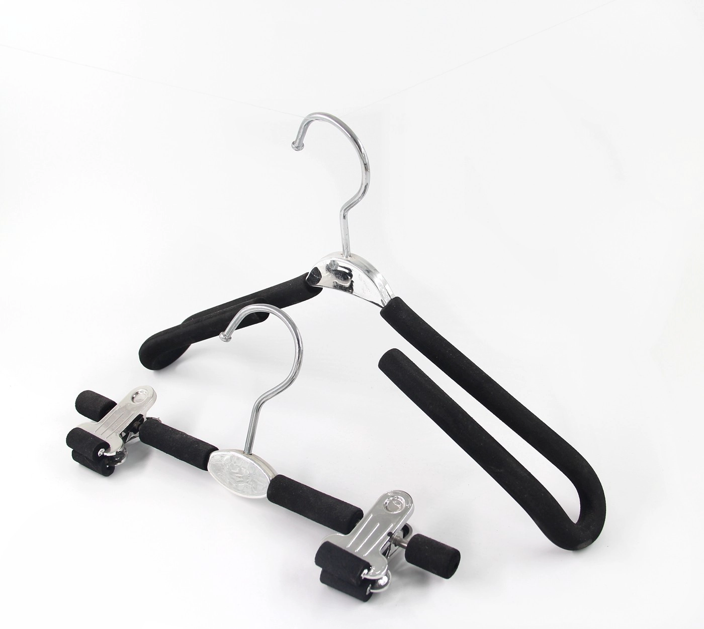 Percha de plástico asequible y versátil. Percha de plástico asequible y versátil.