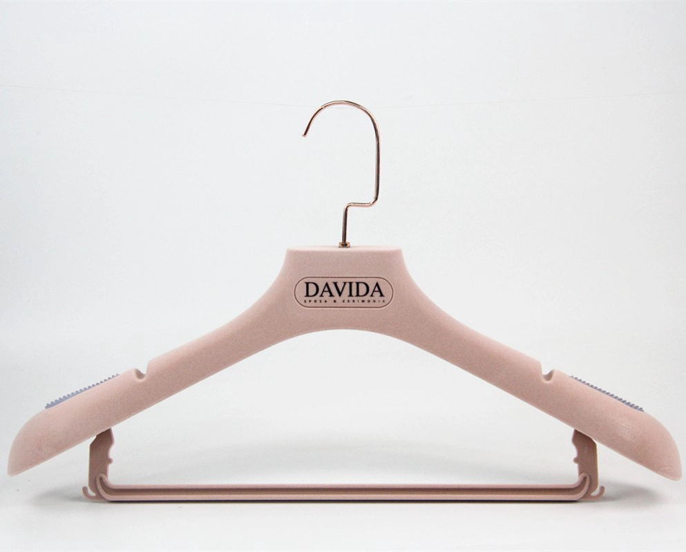 porcelana Percha de plástico de terciopelo rosa para niña de belleza percha de vestido de novia con barra de terciopelo rosa fabricante