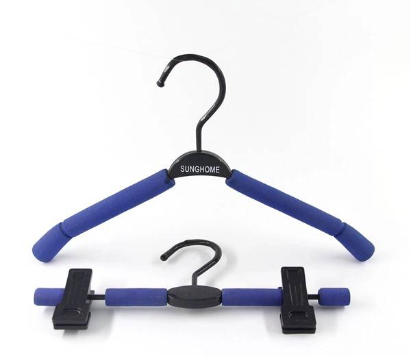 Blauer Kleiderbügel aus Kunststoff, individuell gestaltbar