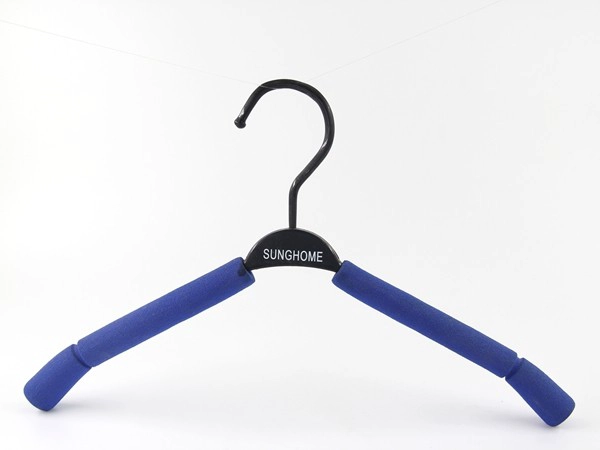 Blauer Kleiderbügel aus Kunststoff, individuell gestaltbar