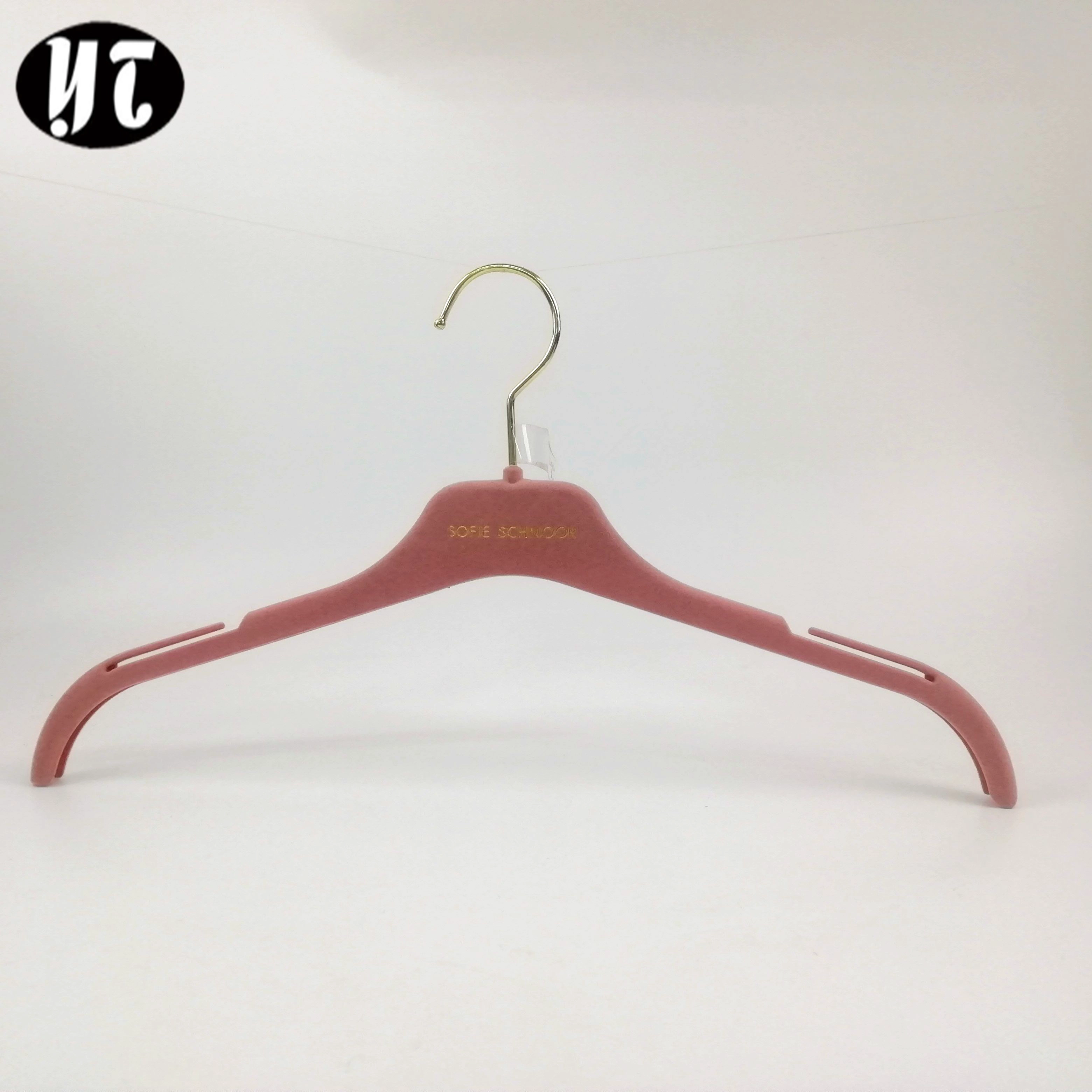 porcelana Percha de plástico rosa de terciopelo para un proveedor conveniente de perchas en China fabricante