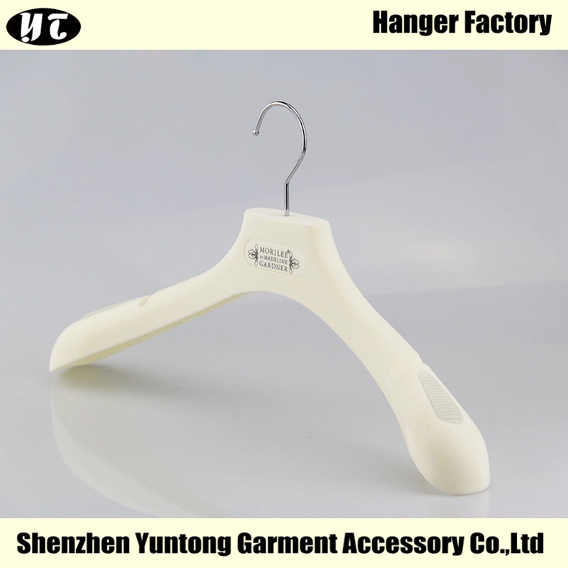 China MTV-001 plastic velvet coat hanger flocked antislip clothes hanger manufacturer