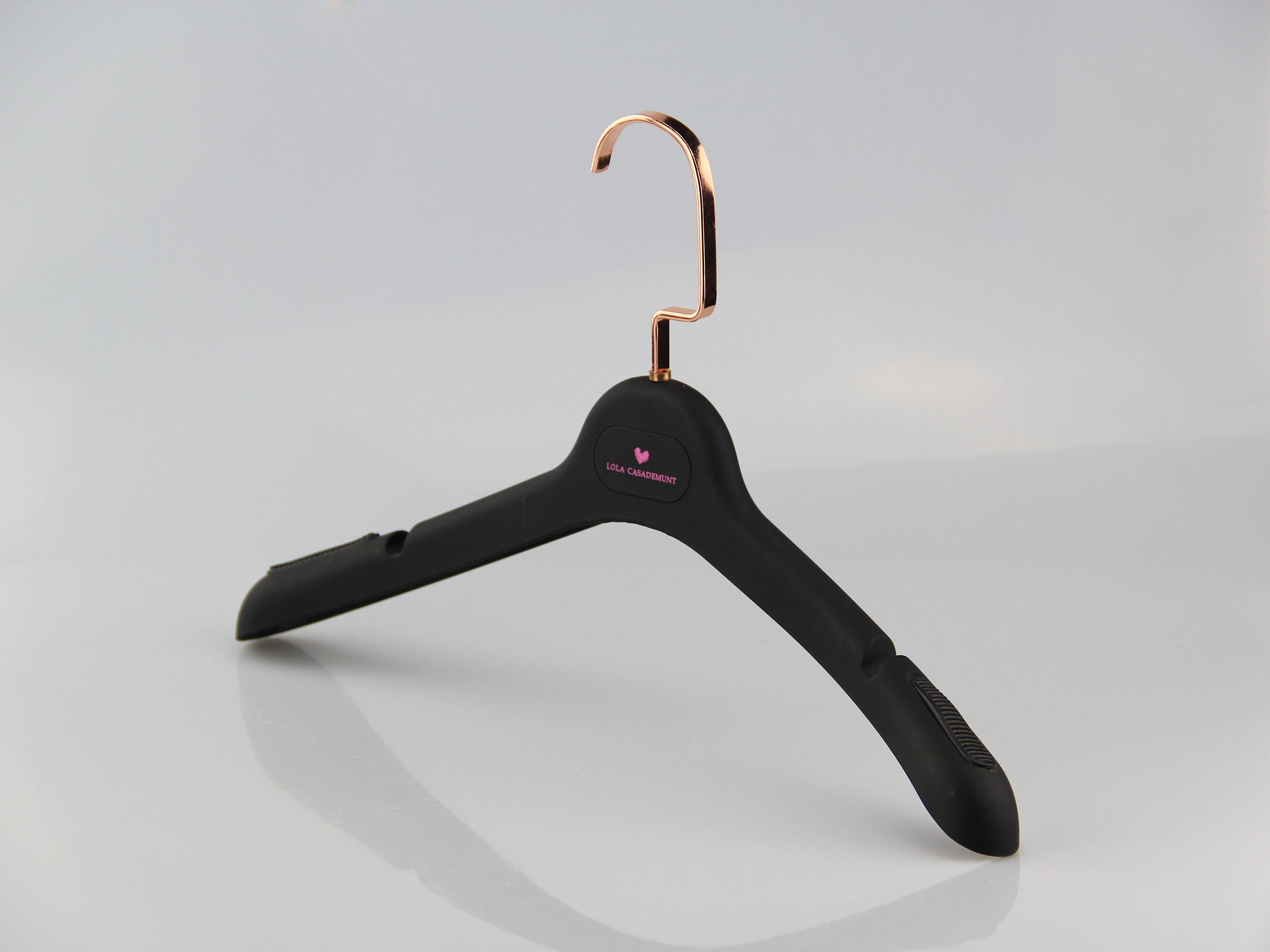 WSR-001 negro caucho revestido plástico percha para la ropa de las mujeres
