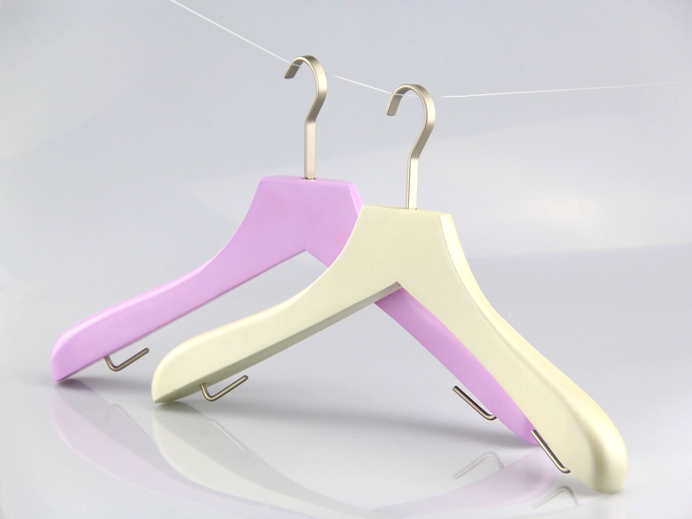 Het ivoren houten hanger WSW-019 met metalen clip voor kostuums