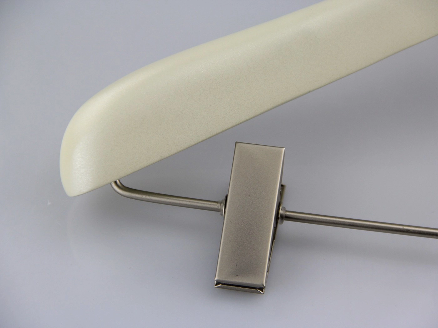Het ivoren houten hanger WSW-019 met metalen clip voor kostuums