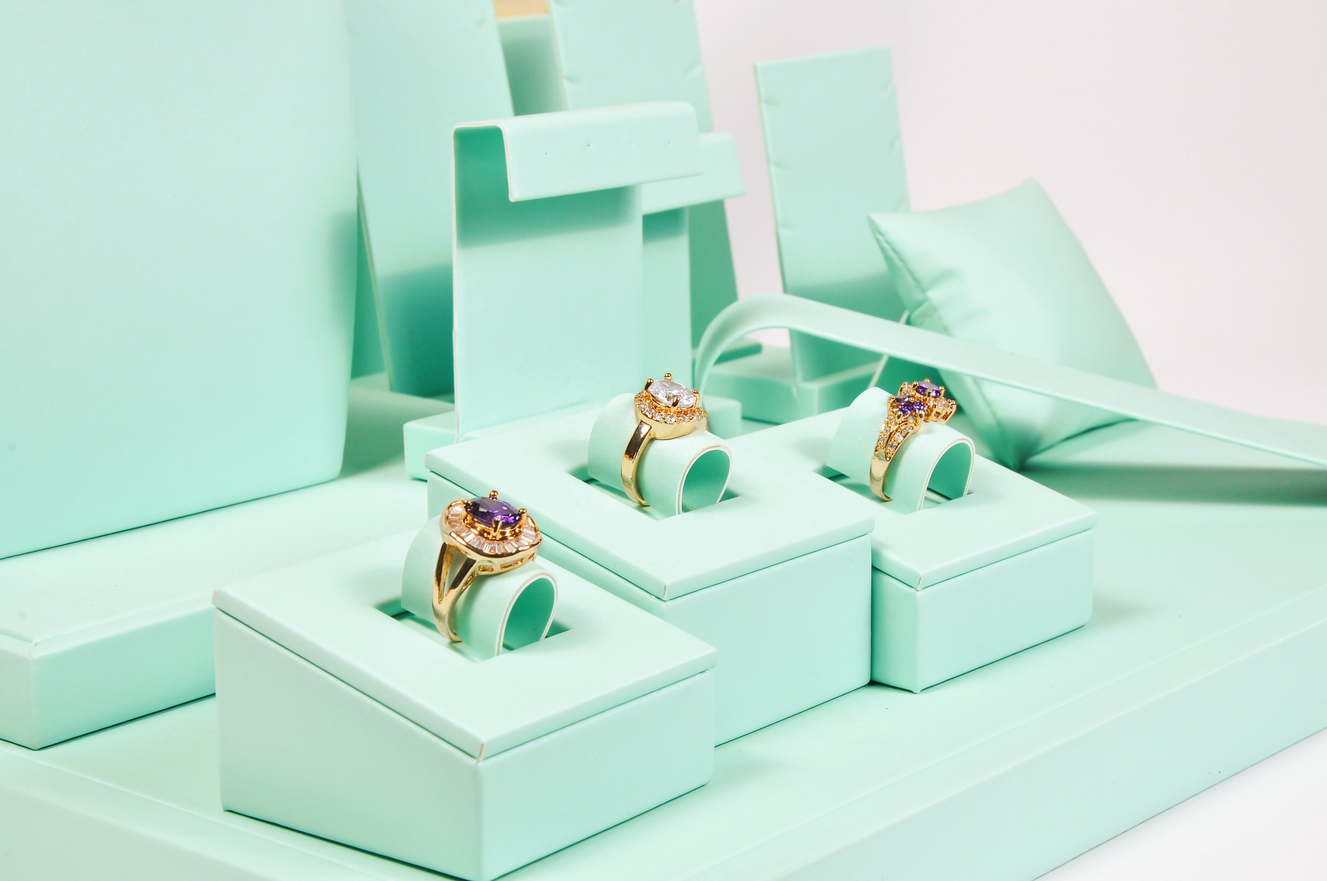 ¿Cómo se pueden mostrar los accesorios de exhibición de envases de joyas de manera efectiva?