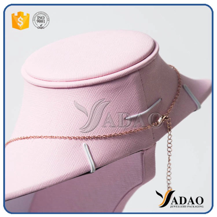 Chine 2017 personnalisé vente chaude exquise moderne couleur douce mdf + similicuir collier buste / bijoux affichage imags pour neckalce / pendentif fabricant