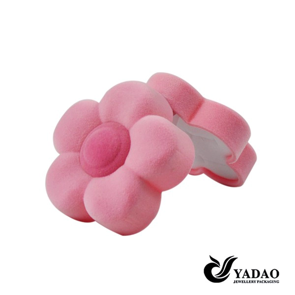 Chine Couleur personnalisée et la taille boîte à bijoux de velours rose mignon fermeture flocage bijouterie boîte d'emballage boîte de bague gros fabricant