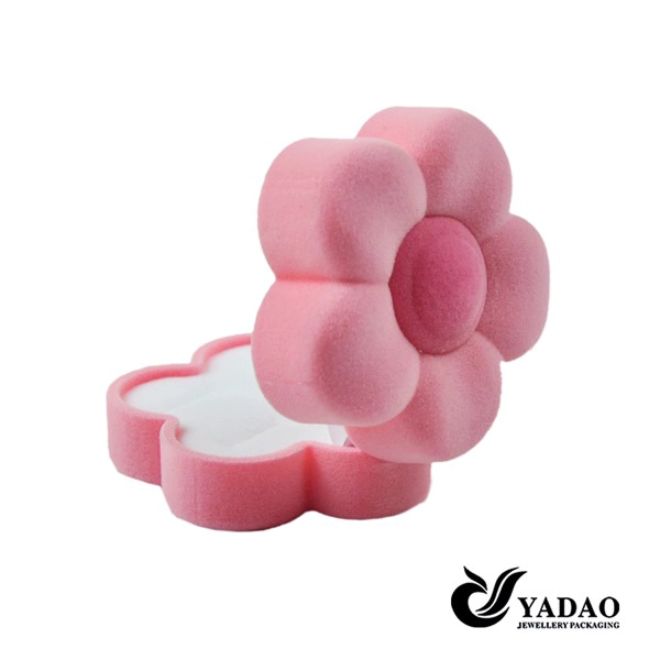 Chine Couleur personnalisée et la taille boîte à bijoux de velours rose mignon fermeture flocage bijouterie boîte d'emballage boîte de bague gros fabricant