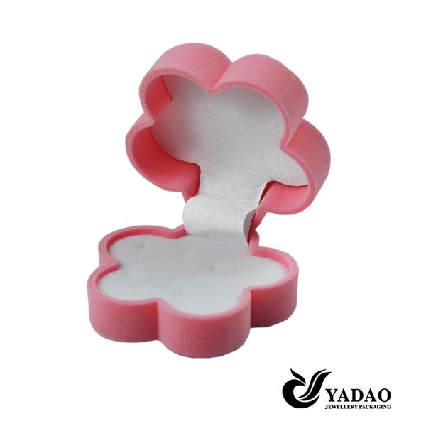 Chine Couleur personnalisée et la taille boîte à bijoux de velours rose mignon fermeture flocage bijouterie boîte d'emballage boîte de bague gros fabricant