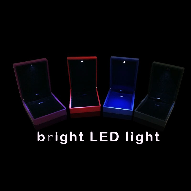 China Gute Qualität auf Lager Leder führte Schmuck-Display-Box haben rot / blau / lila Farbe für Sie in China wählen Hersteller
