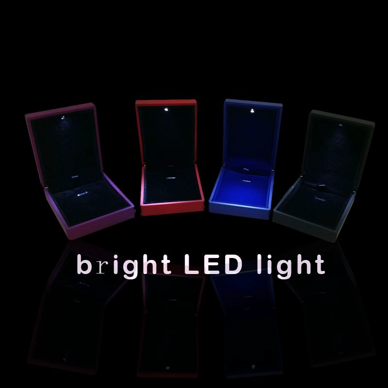 China Gute Qualität auf Lager Leder führte Schmuck-Display-Box haben rot / blau / lila Farbe für Sie in China wählen Hersteller