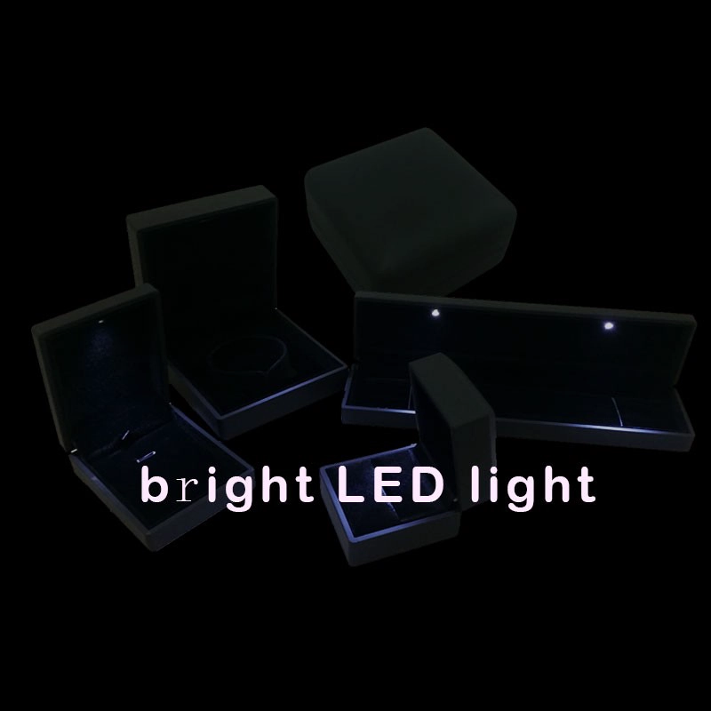 China Gute Qualität auf Lager Leder führte Schmuck-Display-Box haben rot / blau / lila Farbe für Sie in China wählen Hersteller