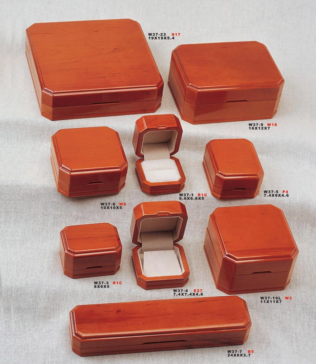 China Luxury vintage glossy solid wood jewelry box customize afor all manufacturer