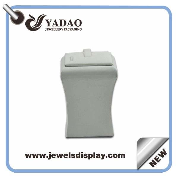 China New arrival fashion leather ring stand have a kink of color for you choose made in China manufacturer