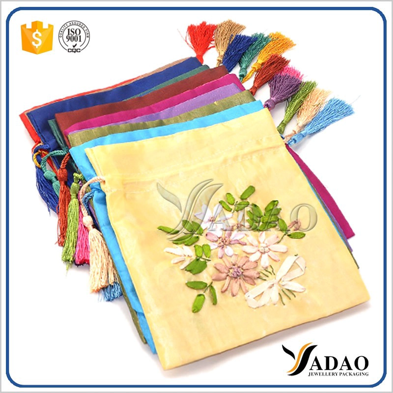 Chine Gros rétro style chinois coloré personnalisé petite pochette en satin avec cordons pour emballage de bijoux fabricant