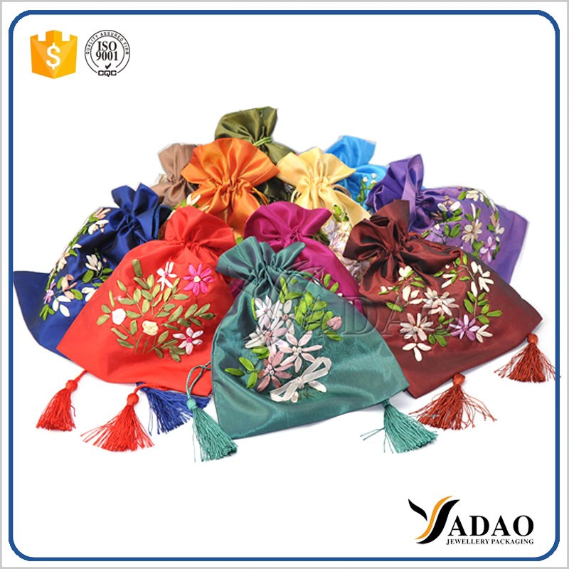 Chine Gros rétro style chinois coloré personnalisé petite pochette en satin avec cordons pour emballage de bijoux fabricant