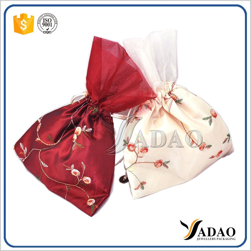 Chine Gros rétro style chinois coloré personnalisé petite pochette en satin avec cordons pour emballage de bijoux fabricant