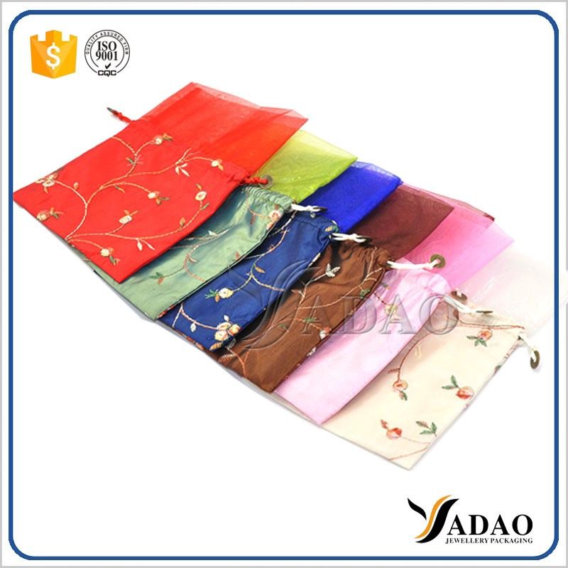 Chine Gros rétro style chinois coloré personnalisé petite pochette en satin avec cordons pour emballage de bijoux fabricant