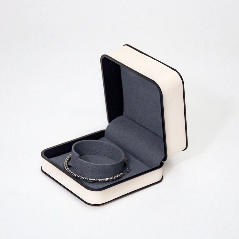 China Bunte Plastik Schmuck Box Ringbox Schmuckverpackungsschachtel mit Farbverkleidung Hersteller
