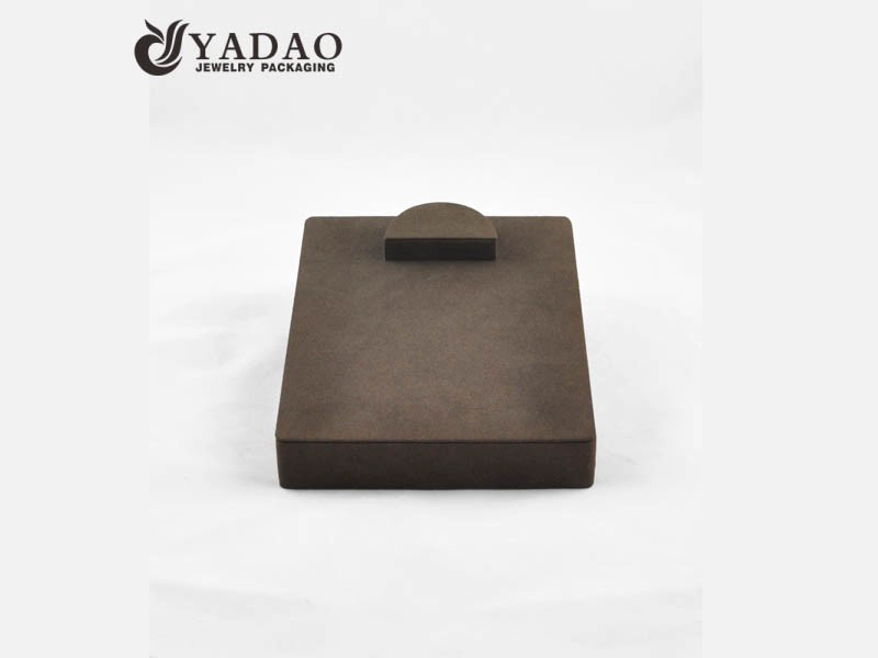Chine personnalisé disponible taille flexible couleur petit design carré mdf velours simili cuir collier pendentif présentoirs buste fabricant