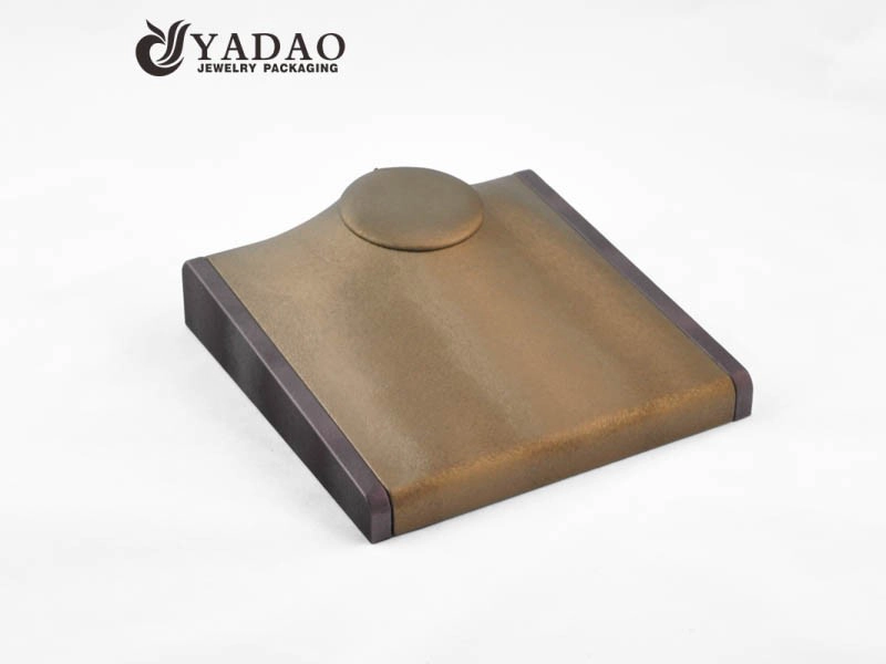 Chine personnalisé disponible taille flexible couleur petit design carré mdf velours simili cuir collier pendentif présentoirs buste fabricant
