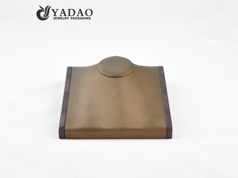 Chine personnalisé disponible taille flexible couleur petit design carré mdf velours simili cuir collier pendentif présentoirs buste fabricant