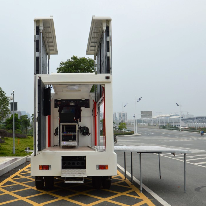 ISUZU BRAND Double screen with P8 screen model mobile led truck