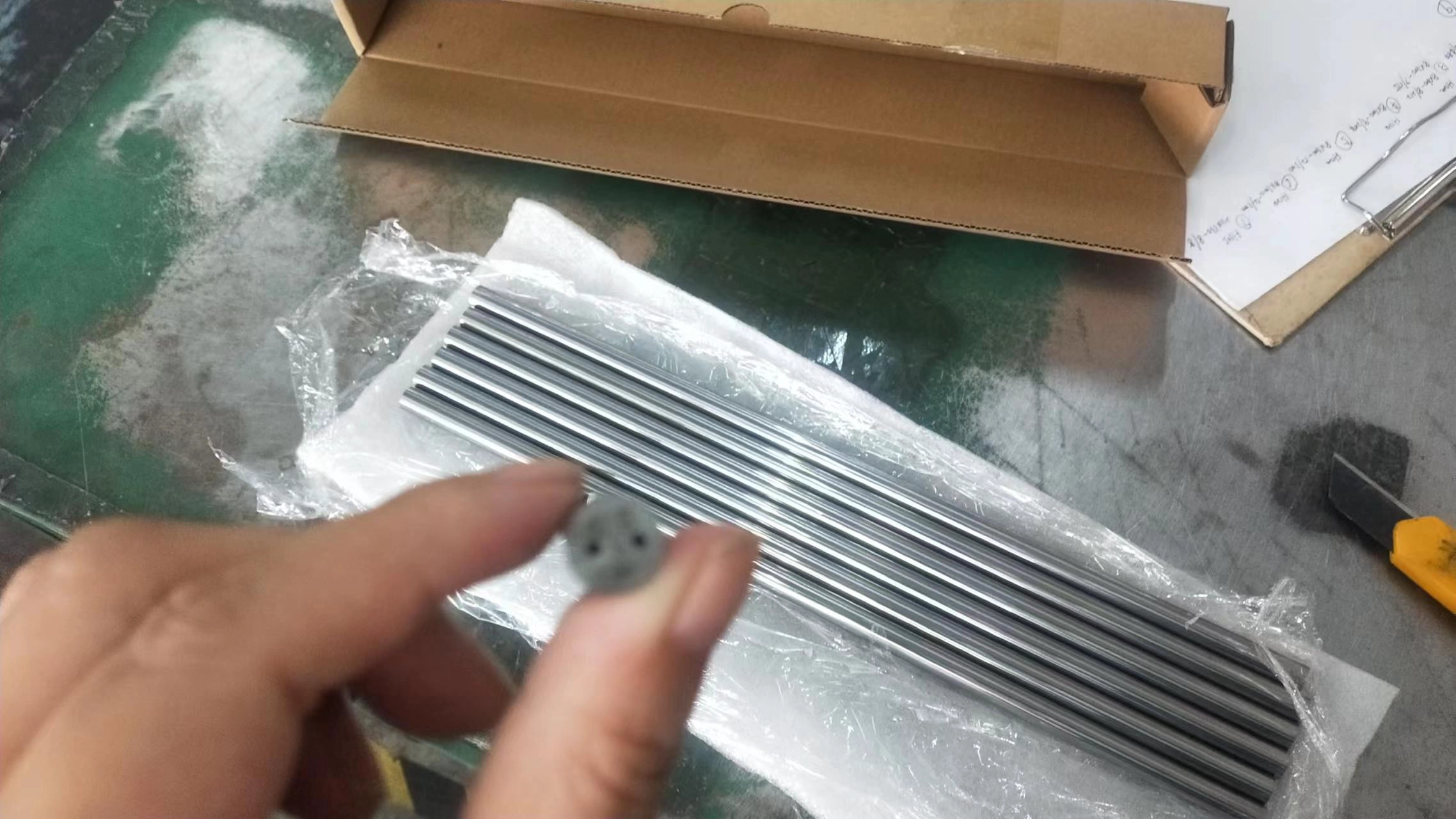 Två spiralformade kylvätskehål volframkarbidstång