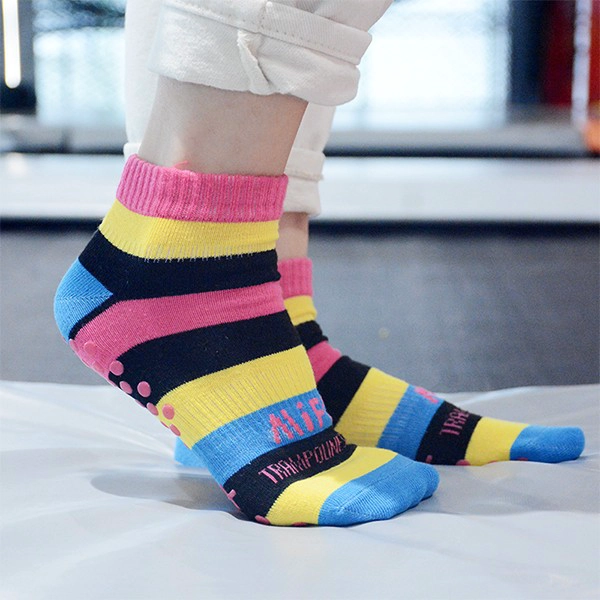 Calcetines antideslizantes a granel chinos Fabricante Calcetines personalizados de trampolín Park