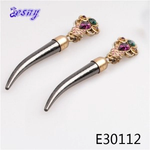 Cina Cheap dangling black metal acrylic pepper earrings designs E30112 produttore