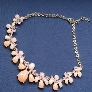 China Vintage elegant pink flower shaped pink stone alloy resin jewelry necklaces manufacturer