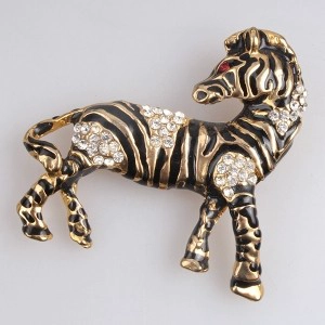 Chine Wholesale bulk men gold animal horse rhinestone brooch P80015 fabricant