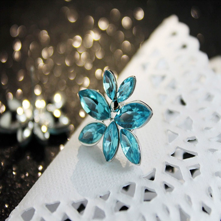 Korean version of the new Austrian crystal earrings horse eyes flower earrings wholesale white gold earrings