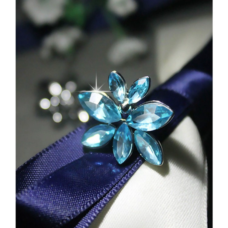 Korean version of the new Austrian crystal earrings horse eyes flower earrings wholesale white gold earrings