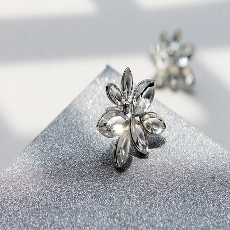 Korean version of the new Austrian crystal earrings horse eyes flower earrings wholesale white gold earrings