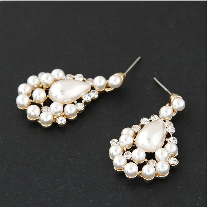The new boutique version of the fashionable sweet pearl water droplets temperament earrings wholesale female pearl and diamond earrings