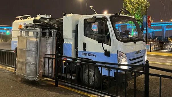 Vehículo de limpieza de barandas, un buen ayudante para la limpieza de carreteras urbanas