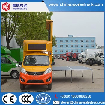 微型或小户外广告卡车在屏幕板材工厂